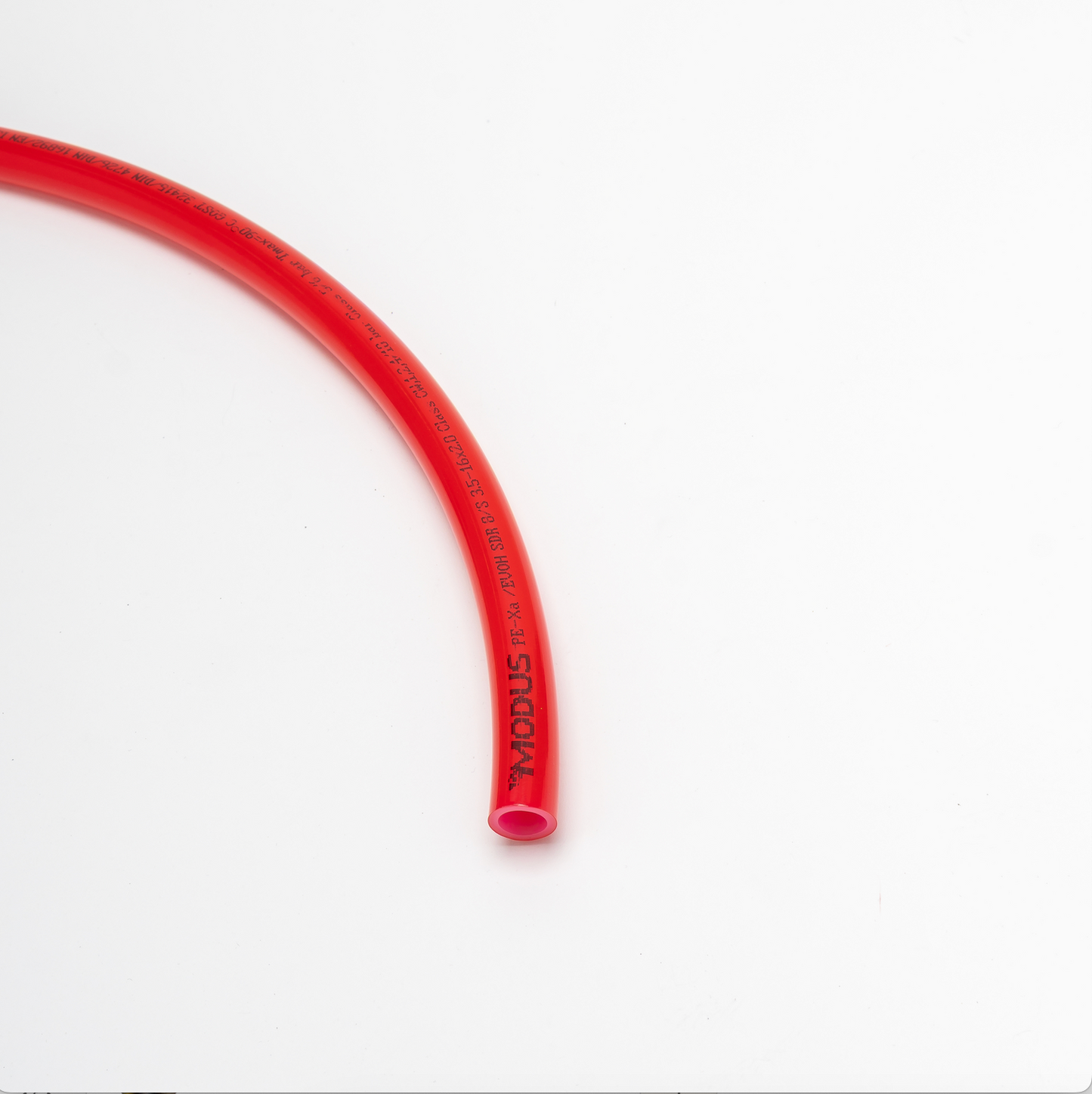 Detailansicht eines roten PEX-Rohres, flexibles Kunststoffrohr für Fußbodenheizung und Sanitärinstallationen, Innen- und Außendurchmesser sichtbar