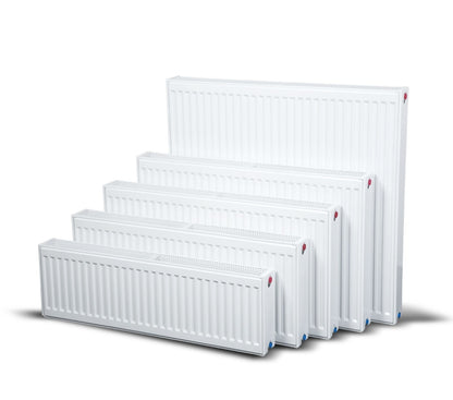 Weiße Panelheizkörper in verschiedenen Größen, klassische Flachheizkörper-Ausführung.