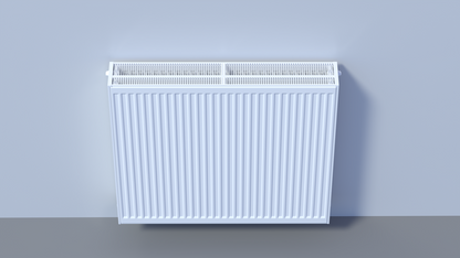 Weißer, horizontaler Panelheizkörper mit gerippter Front und oberem Lüftungsgitter.