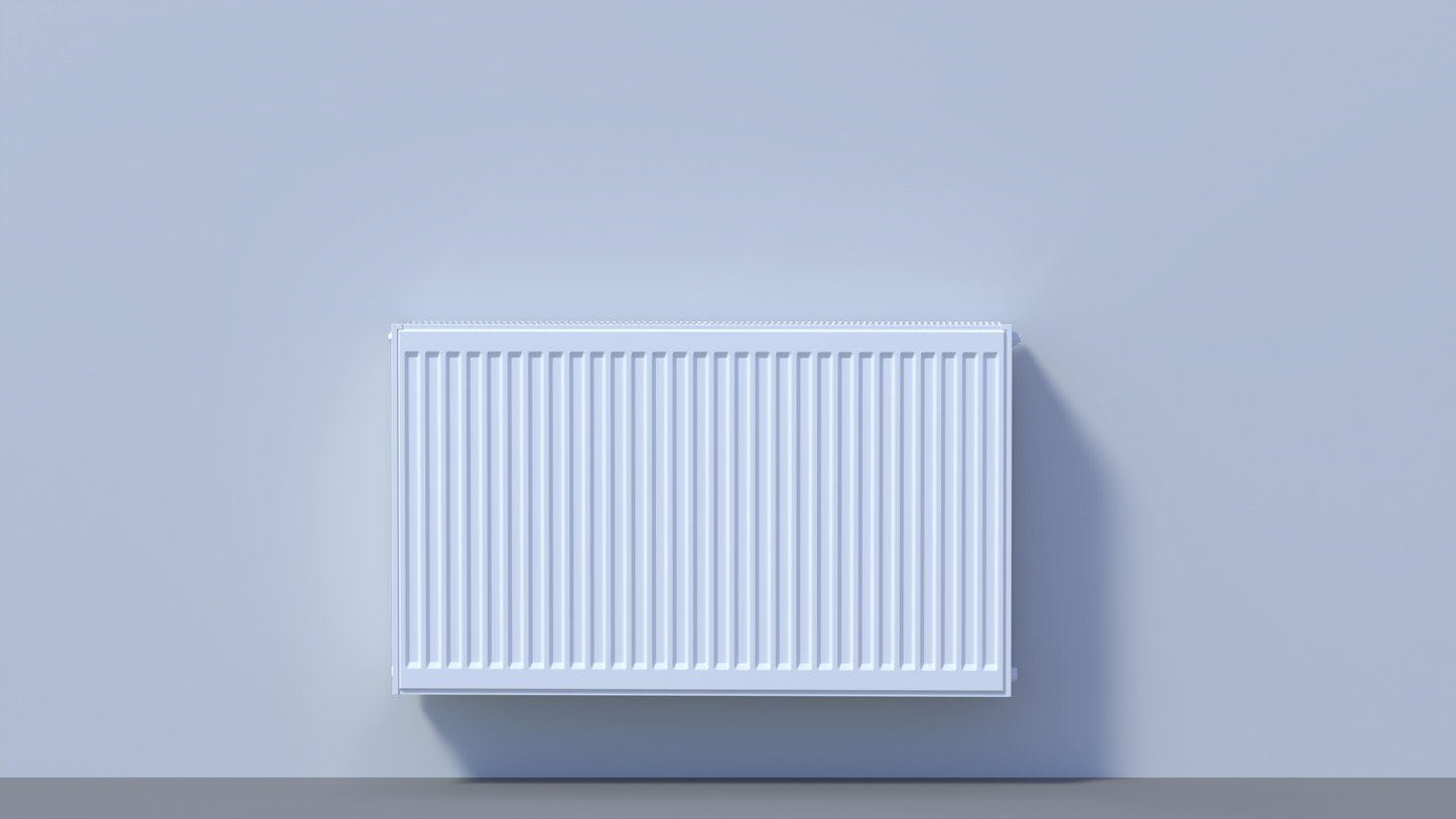 Weißer, horizontaler Panelheizkörper mit gerippter Front und oberem Lüftungsgitter.