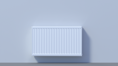 Weißer, horizontaler Panelheizkörper mit gerippter Front und oberem Lüftungsgitter.