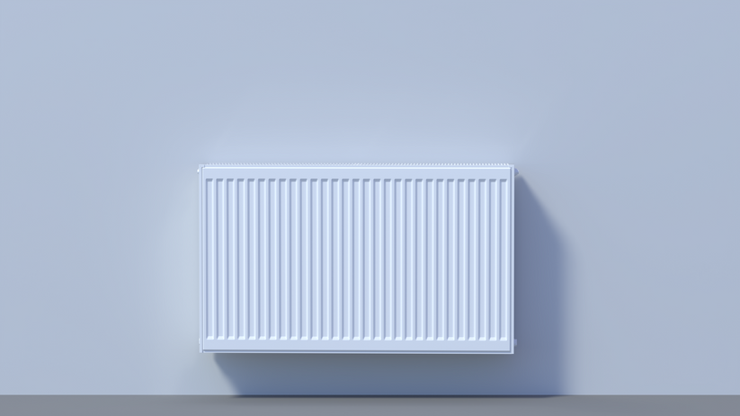 Weißer, horizontaler Panelheizkörper mit gerippter Front und oberem Lüftungsgitter.