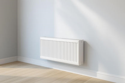 Weißer, wandmontierter Panelheizkörper mit horizontaler Ausrichtung.