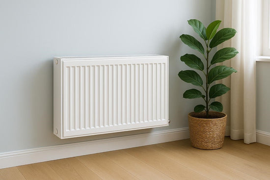 Weißer, wandmontierter Panelheizkörper mit horizontaler Ausrichtung.