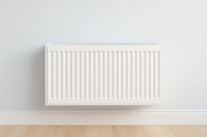 Weißer, wandmontierter Panelheizkörper mit horizontaler Ausrichtung.