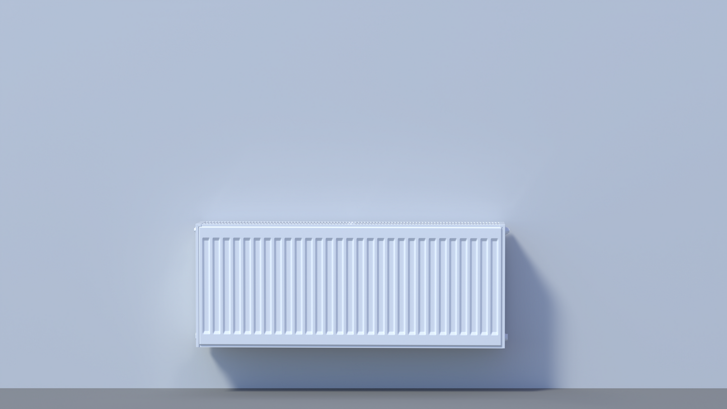Weißer, horizontaler Panelheizkörper mit gerippter Front und oberem Lüftungsgitter.