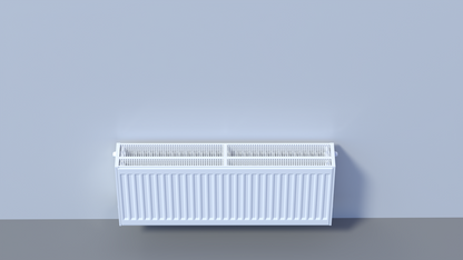 Weißer, horizontaler Panelheizkörper mit gerippter Front und oberem Lüftungsgitter.