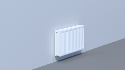 Weißer, horizontaler Panelheizkörper mit gerippter Front und oberem Lüftungsgitter.