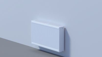 Weißer, horizontaler Panelheizkörper mit gerippter Front und oberem Lüftungsgitter.