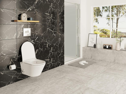 Wandhängendes WC in Weiß mit Soft-Close-Sitz vor schwarzer Marmorfliese im modernen Badezimmer
