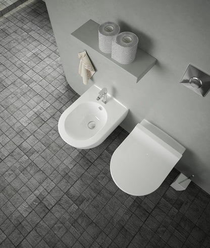 Weißes wandhängendes Dusch-WC in modernem Badezimmer, seitliche Ansicht