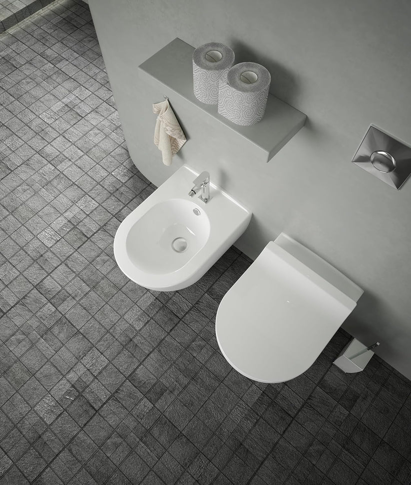 Weißes wandhängendes Dusch-WC in modernem Badezimmer, seitliche Ansicht