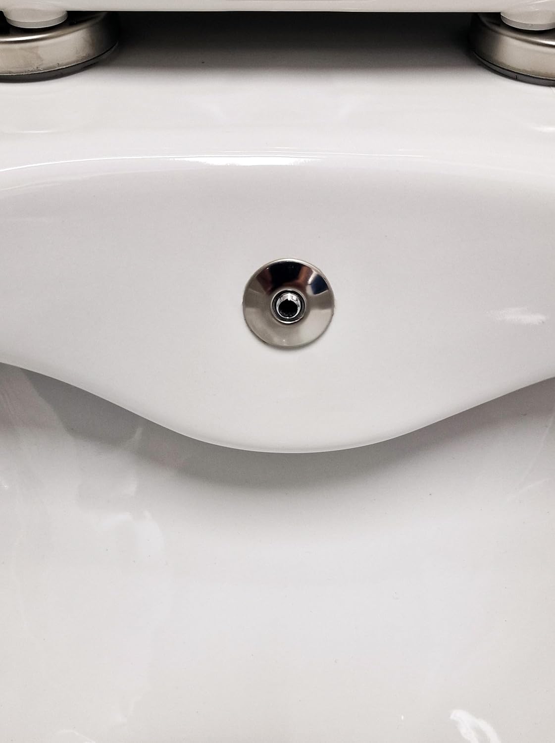 Detailaufnahme der integrierten Bidet-Düse eines weißen Dusch-WCs