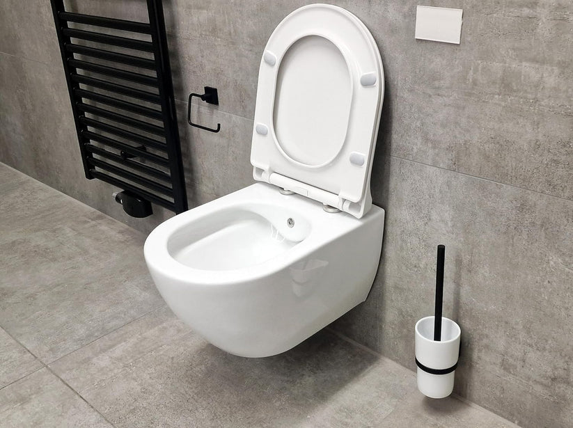 Weißes wandhängendes Dusch-WC mit geöffnetem Deckel und integrierter Bidet-Düse