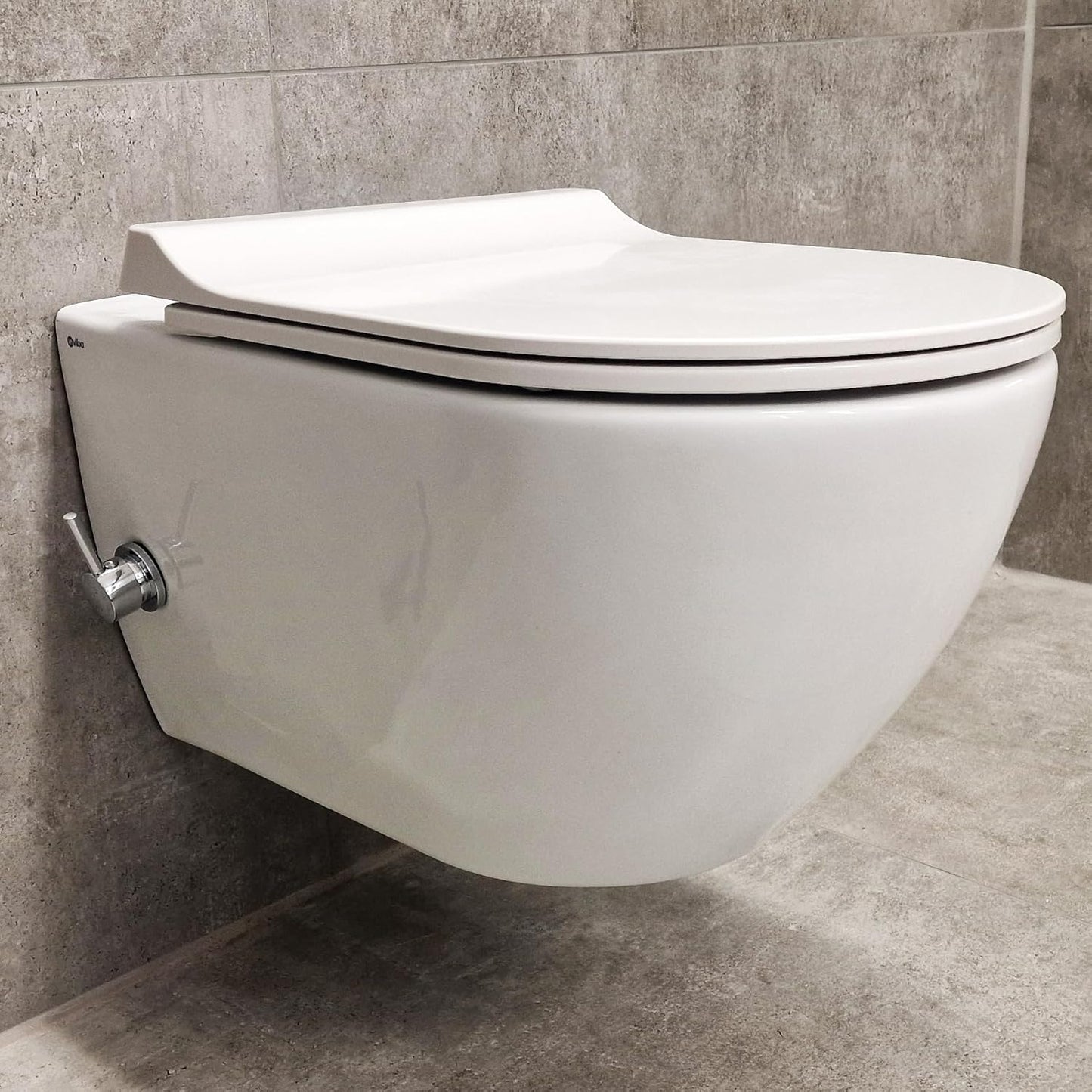 Weißes wandhängendes Dusch-WC mit geöffnetem Deckel und integrierter Bidet-Düse