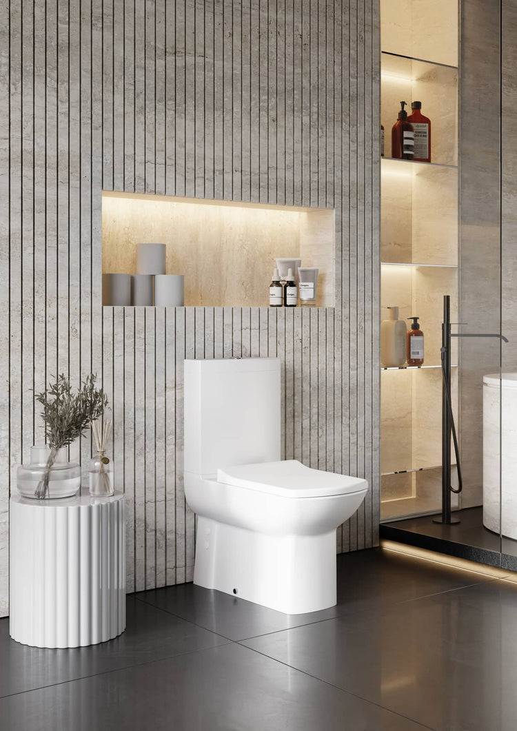 Creavit Lara Stand-Dusch-WC-Set, weißes Standmodell im Bad mit wandseitigen Armaturen
