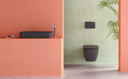 Dunkel mattes wandhängendes WC mit Zweimengen-Betätigungsplatte, modernes Hänge-WC und Unterputz-Spülsystem in minimalistischem Badezimmerdesign