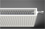 Weißer Pekpan Ventilheizkörper in moderner Ausführung mit Metallventil an grauem Hintergrund