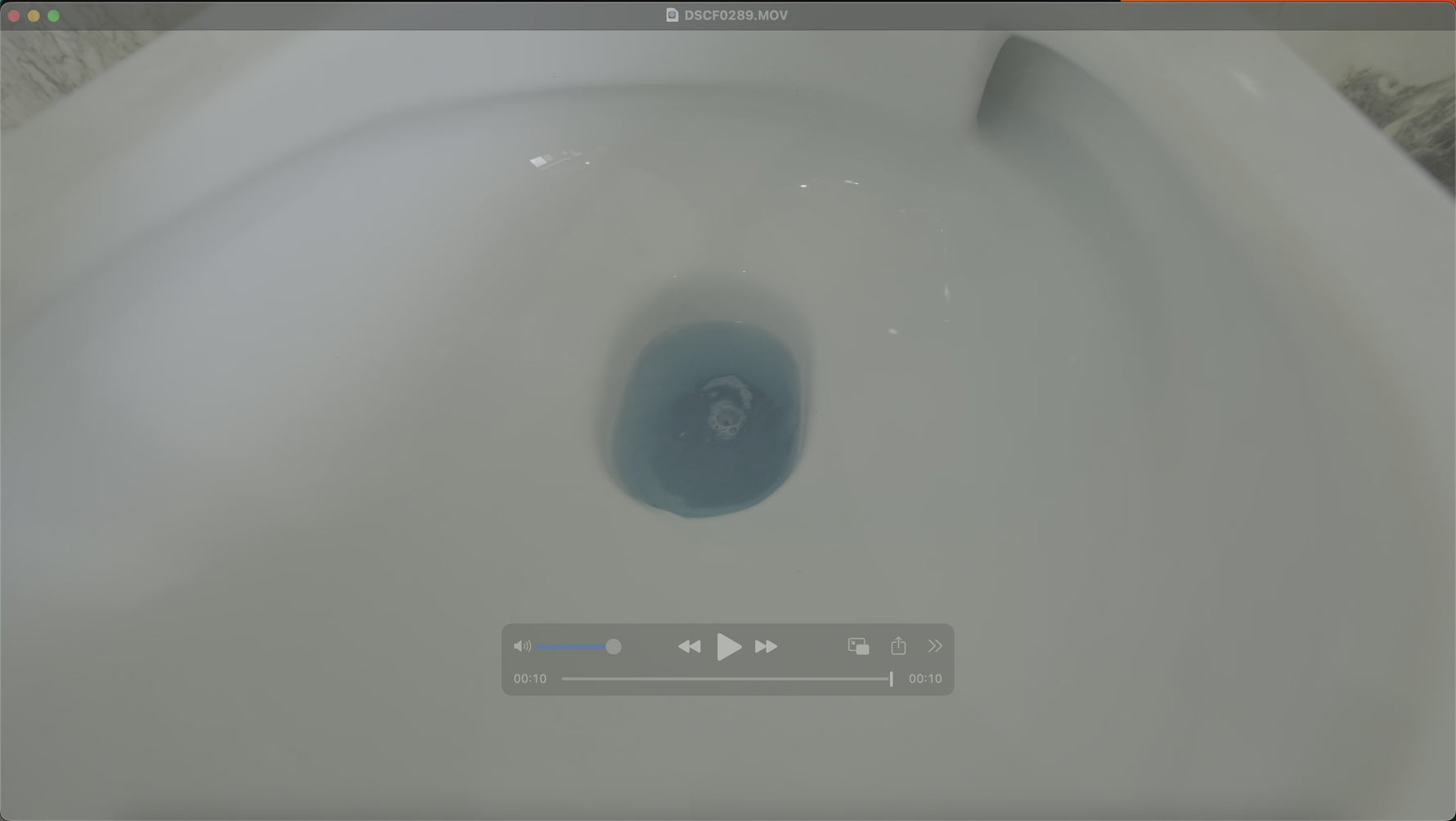 Spülvorgang eines wandhängenden WC mit kraftvoller und gleichmäßiger Wasserverteilung