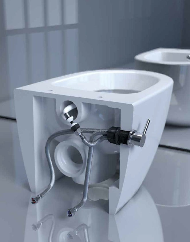 Innenansicht eines wandhängenden Dusch-WCs mit integrierter Wassertechnik und seitlichem Bedienventil