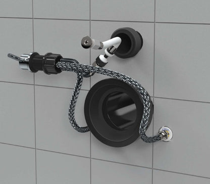 Detailansicht der Wasseranschlüsse eines Dusch-WCs mit geflochtenem Anschlussschlauch