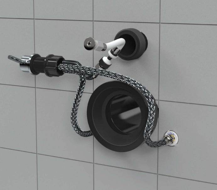 Detailansicht der Wasseranschlüsse eines Dusch-WCs mit geflochtenem Anschlussschlauch