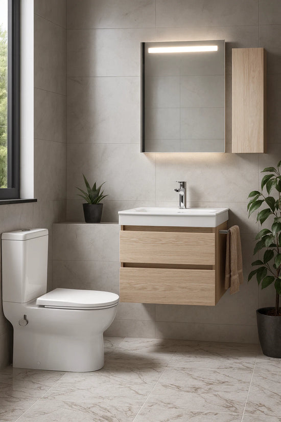 Modernes Badezimmer mit SuVit Bestseller Stand-wc mit spülkasten und hölzernem Waschbeckenunterschrank