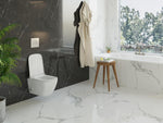 Modernes VIBA dusch-wc an schwarzer Marmorwand in elegantem Badezimmer mit weißem Marmorboden