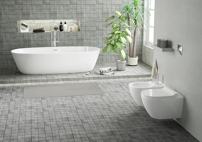 Weißes wandhängendes Dusch-WC in modernem Badezimmer, seitliche Ansicht