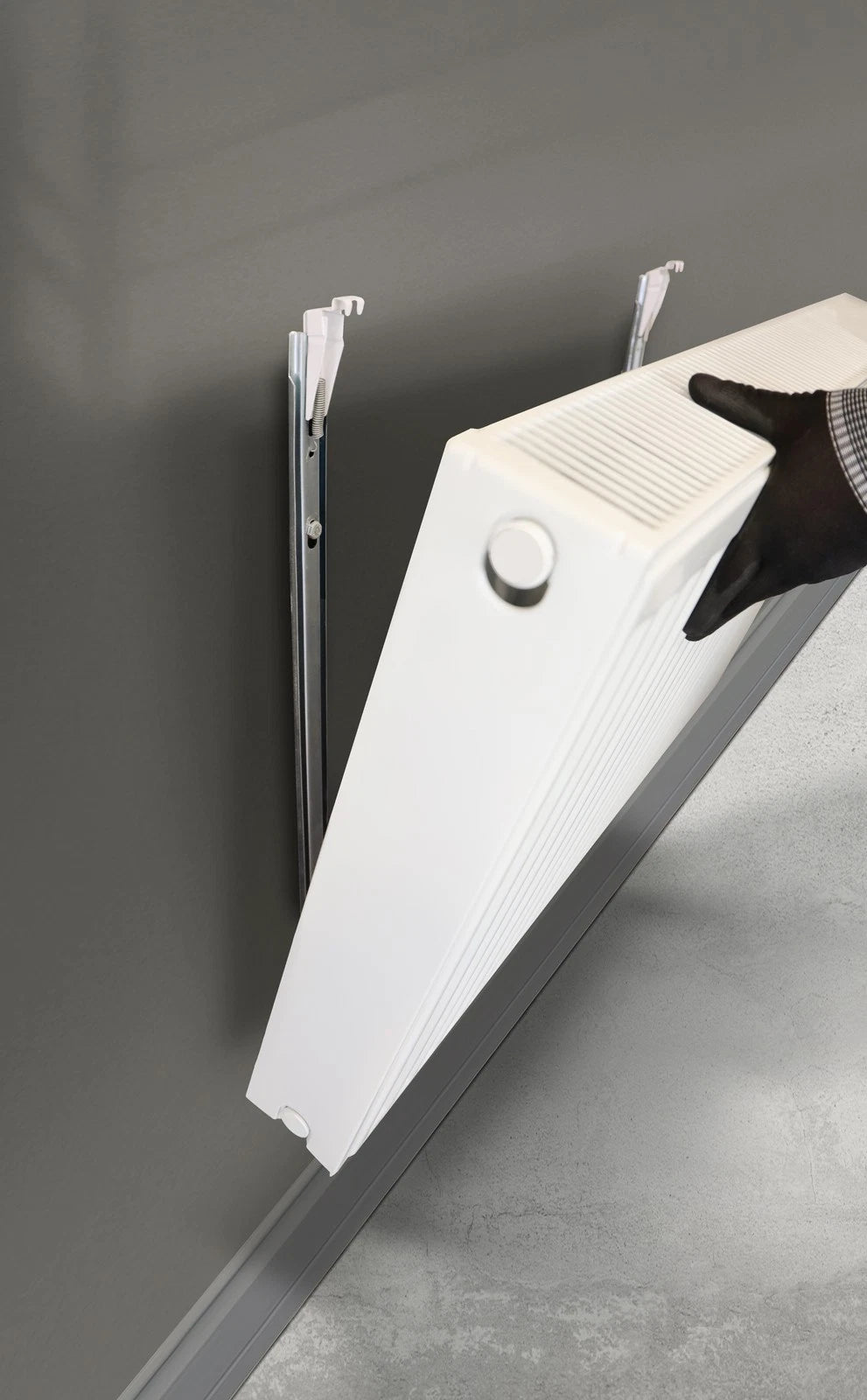 Weiße wandkonsole mit schublade montiert an grauer Wand und Installation eines Heizkörpers